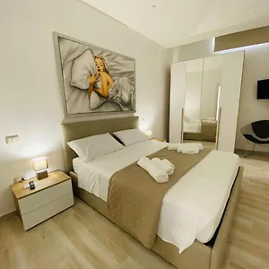 https://nicos-house.lecce-hotels.com